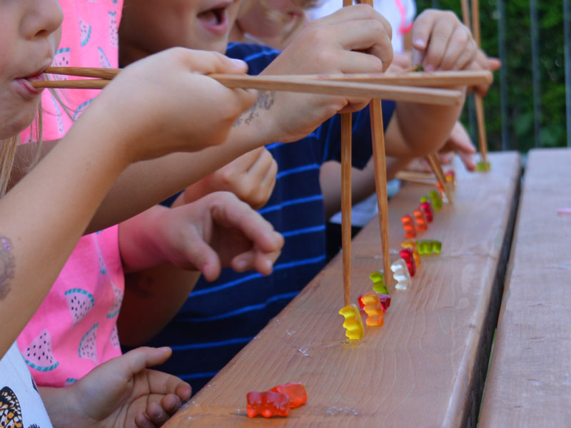 Geburtstags Spiel Gummibären Wettessen mit Stäbchen